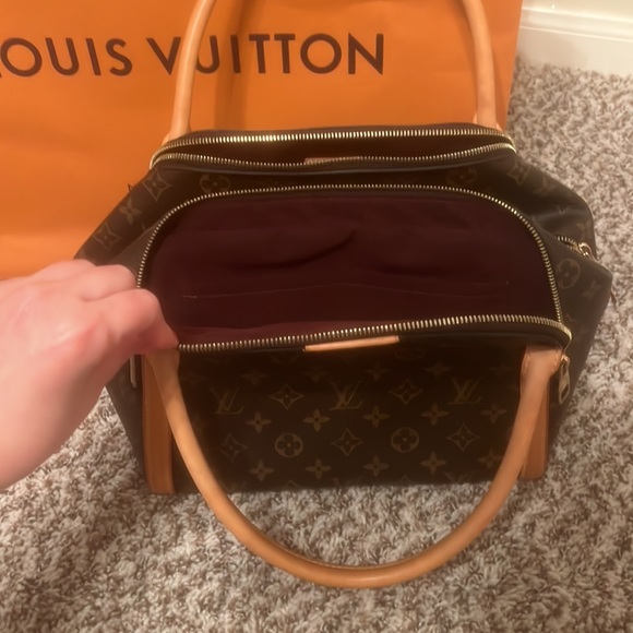 Louis Vuitton - Picture 2 of 7